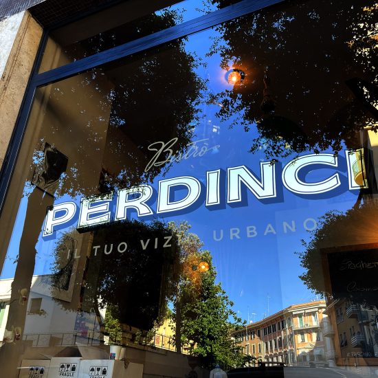 Perdinci Bistrot Roma - vetrina dipinta a mano con foglia oro a specchio